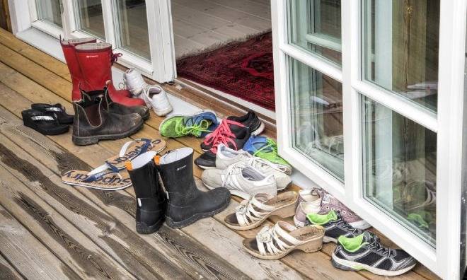Lý do bạn không nên mang giày dép vào trong nhà