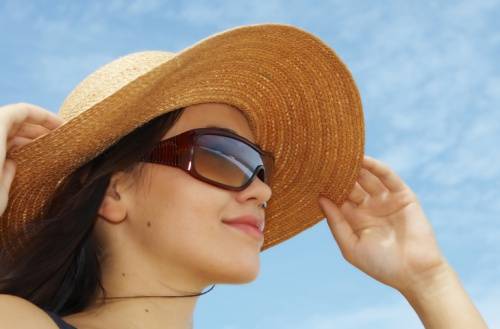 Cách bảo vệ mắt an toàn với nắng nóng những ngày chơi lễ