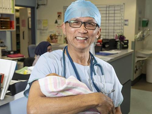 Bác sĩ sản phụ khoa gốc Việt nhận huân chương ở Australia