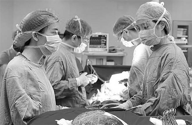 Bác sĩ mổ đôi lá gan để cắt khối u máu cho bệnh nhân