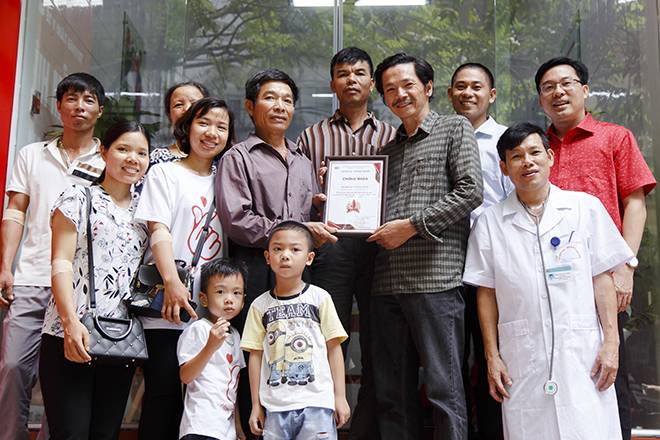 Mười người thuộc ba thế hệ trong một gia đình cùng đi hiến máu
