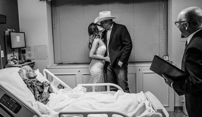 Cặp đôi cưới trong bệnh viện để động viên bà ngoại 100 tuổi