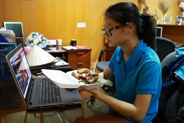 Ăn tại bàn làm việc đối mặt nguy cơ suy dinh dưỡng
