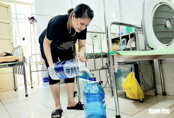 Bệnh viện thiếu nước sạch do ảnh hưởng mưa lũ, bệnh nhân than trời