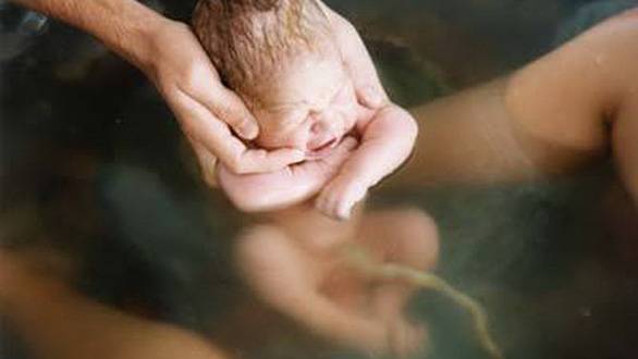 Những phụ nữ nào không nên sinh con dưới nước?