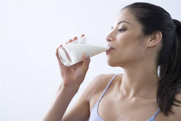 7 trường hợp không nên uống nhiều sữa, kể cả người... gãy xương